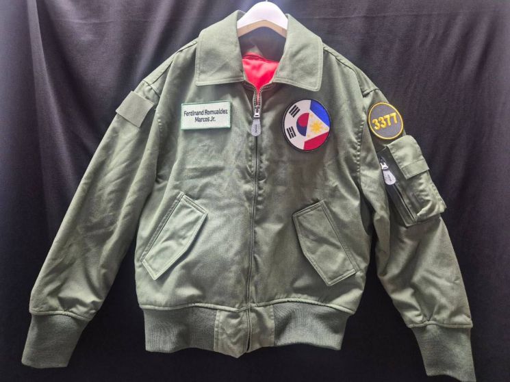 李대통령, 필리핀 대통령에 '금거북선'·'공군 항공 점퍼' 선물