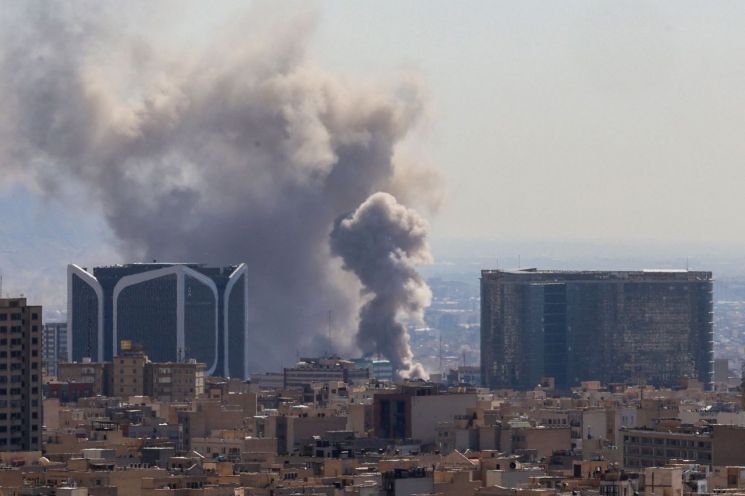 '중재 역할' 美 전쟁 뛰어들자…러·우 종전 '안갯속'