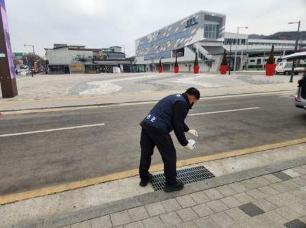 연천군보건의료원 "말라리아, 유충부터 잡는다"…해빙기 유충구제 실시