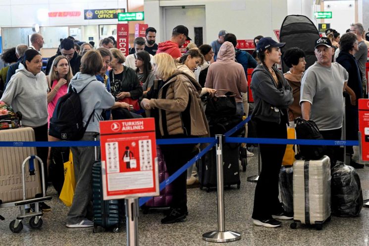 편도 항공권 '6.4억'까지 치솟아…교민 사망·현지 적개심에 '탈이란' 중국인