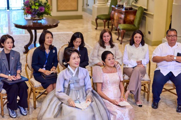 金여사, 필리핀 영부인과 '전통 디저트 타임'…"한국 음식과 닮아"