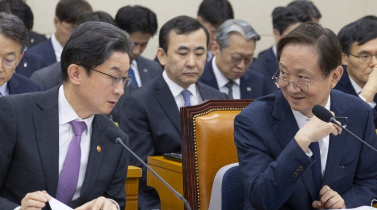 금융지주 회장 연임 '주총 특별결의' 도입 0곳…'영(令)' 안 선 금융당국