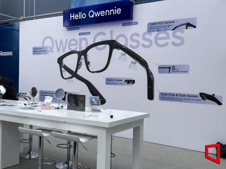 모바일월드콩그레스(MWC)에 전시된 알리바바의 AI 스마트 글래스 '큐웬(Qwen) 글래스'. 이명환 기자