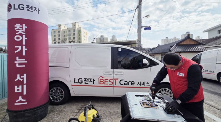 "시골 어르신 댁 찾아갑니다"…LG전자, 농어촌지역 가전제품 순회서비스 확대