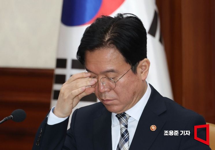 [포토] 안경 만지는 김영훈 고용노동부장관