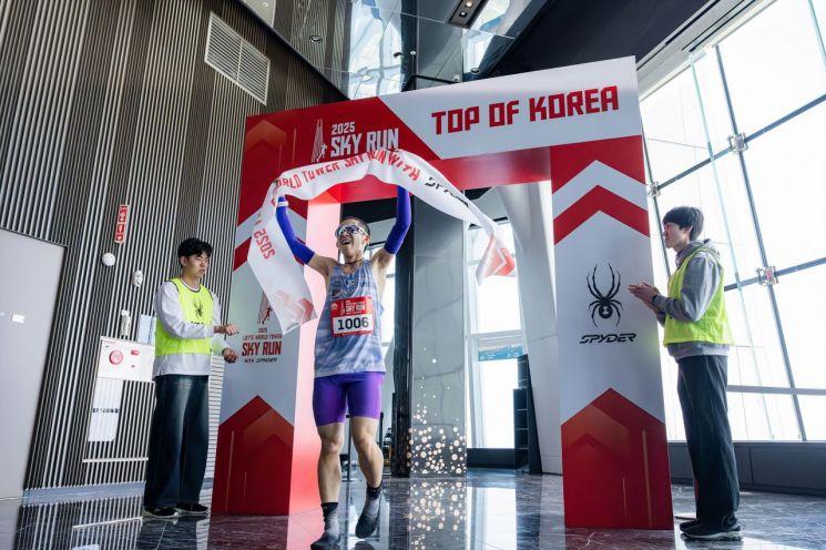 123층 수직 마라톤…롯데월드타워, 스카이런 참가자 접수
