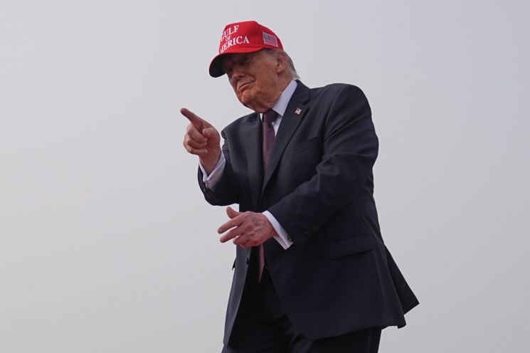 공습 명령 직후 춤추며, 햄버거 주문까지…전 세계 속인 트럼프의 연막작전