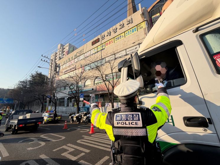 4일 오전 서울 노원구 신계초등학교 인근 어린이보호구역(스쿨존)에서 경찰이 등굣길 일제 음주단속을 벌이고 있다. 박호수 기자
