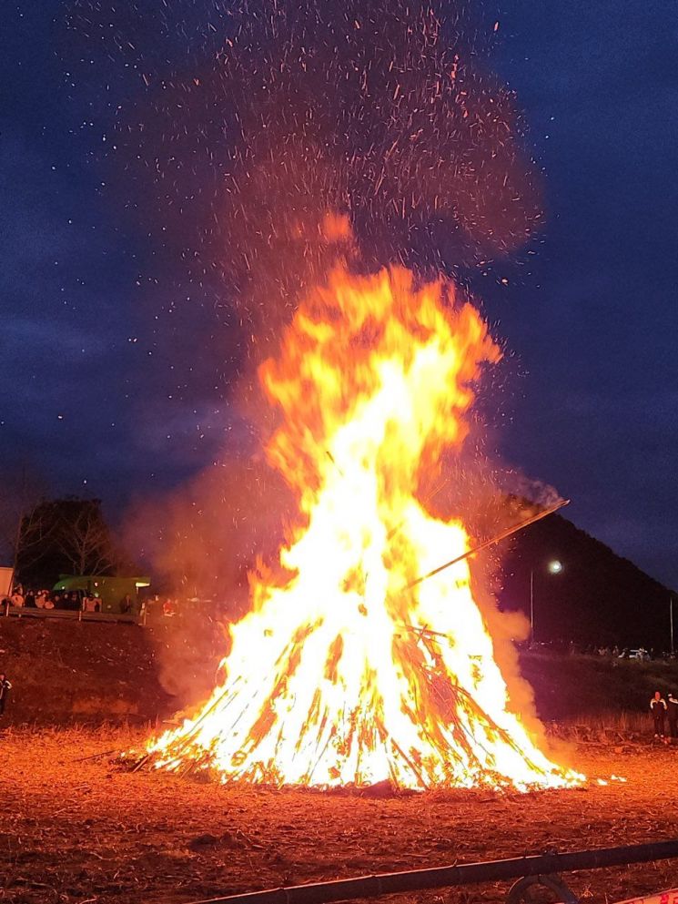 [포토] 진동면 동촌 냇가서 타오르는 달집태우기