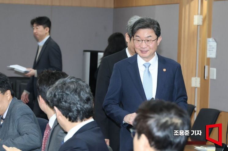 [포토] 토큰증권 협의체 회의 참석하는 이억원 위원장