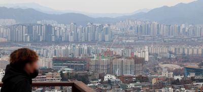 서울 남산 전망대에서 바라본 시내 곳곳에 아파트 단지가 빼곡하게 들어서 있다. 연합뉴스