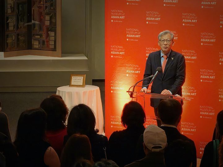 미국 워싱턴 D.C. 국립아시아예술박물관에서 열린 고(故) 이건희 삼성 회장 기증품 국외순회전 '한국의 보물: 모으고, 아끼고, 나누다' 개막식에 참석한 유홍준 국립중앙박물관장. 사진 국립중앙박물관