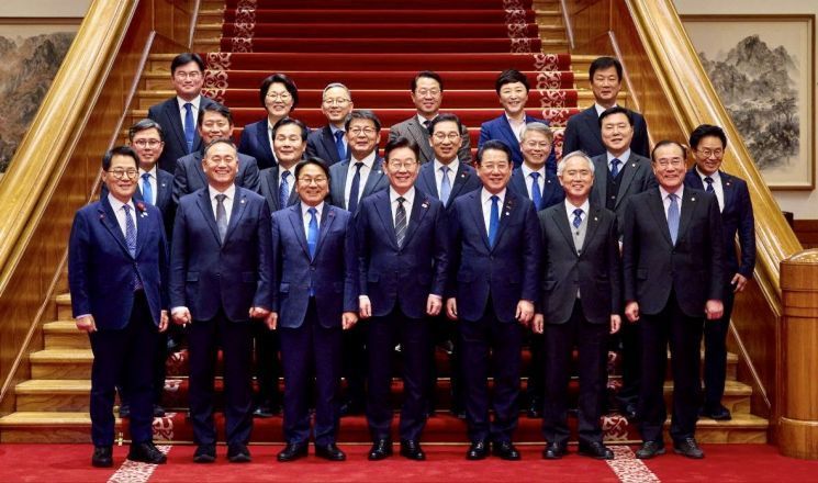 지난 1월 9일 청와대에서 열린 이재명 대통령 주재 오찬 간담회에서 광주·전남 행정통합 관련 논의 뒤 참석자들이 기념촬영을 하고 있다. 광주시 제공