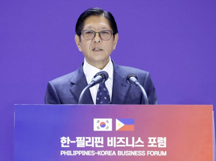 페르디난드 마르코스 필리핀 대통령이 4일 마닐라 콘래드 호텔에서 이재명 대통령이 참석한 가운데 열린 한-필리핀 비즈니스 포럼에서 발언하고 있다. 연합뉴스
