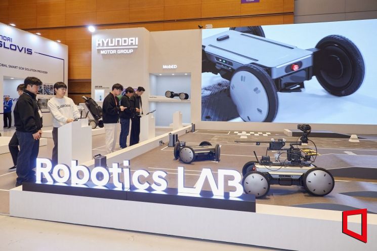 4일 서울 코엑스에서 열린 '2026 스마트공장·자동화산업전(AW 2026)' 현대차·기아 로보틱스랩 부스에서 관람객들이 모베드를 직접 체험 조작하고 있다. 현대차
