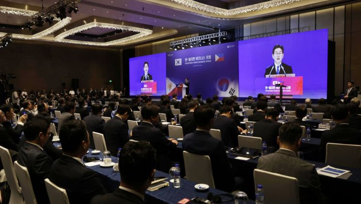 이재명 대통령이 4일 필리핀 마닐라 콘래드 호텔에서 열린 한-필리핀 비즈니스 포럼에서 발언하고 있다. 연합뉴스.