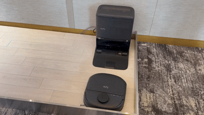 앤커 신형 로봇청소기 '유피 C28 옴니 올인원 로봇청소기'가 바닥을 청소하고 있다. 장보경 기자