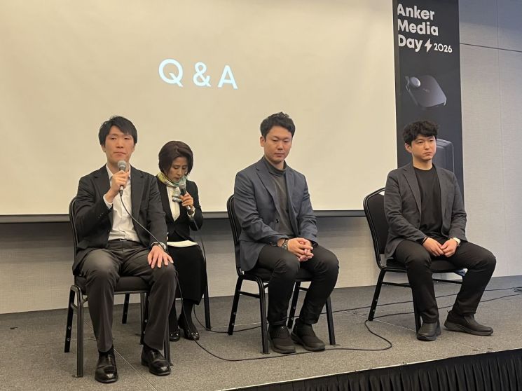 앤커 관계자들이 기자들과 질의응답을 주고받고 있다. 왼쪽부터 다케우치 히로아키 앤커 코리아 부회장, 엔도 아유무 앤커 코리아 회장 겸 앤커 재팬 CEO, 오병근 앤커 코리아 지사장. 장보경 기자