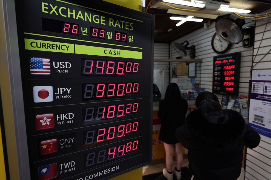 중동 사태 여파로 원/달러 환율이 무섭게 치솟은 4일 서울 명동의 환전소에 환율이 표시돼 있다. 연합뉴스