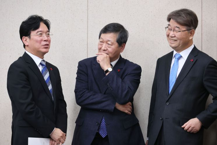 김영훈 고용노동부 장관(왼쪽부터)과 박수근 중앙노동위원장, 김지형 경제사회노동위원장이 지난 1월 13일 서울 종로구 정부서울청사 별관에서 열린 고용노동부·경제사회노동위원회·중앙노동위원회 정책간담회 사후 브리핑에 앞서 대화하고 있다. 연합뉴스