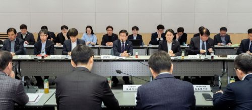 김성환 기후에너지환경부 장관(사진 가운데)이 4일 여의도 FKI타워에서 열린 히트펌프 업계 간담회를 주재하고 있다. 2026.3.4 기후에너지환경부