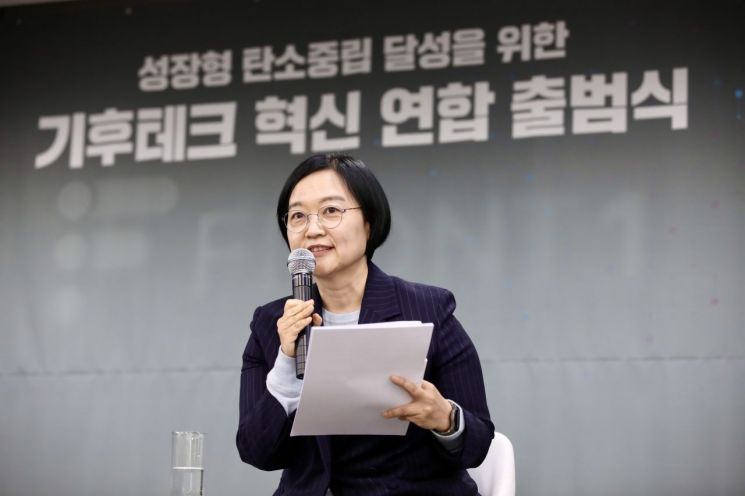 한성숙 중소벤처기업부 장관이 4일 서울 마포구 프론트원에서 열린 '기후테크 혁신 연합 출범식'에서 정책토론회를 진행하고 있다. 중기부