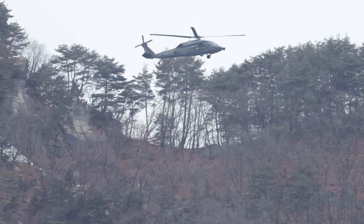 경북 영주시 안정면 용산리 야산에서 공군소속 헬기가 전날 전투기가 추락한 현장 연합뉴스