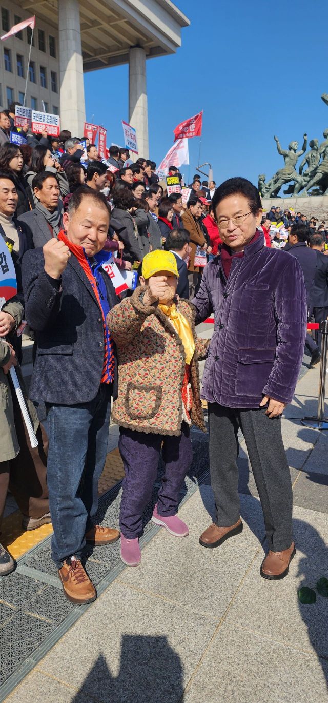 경북 지역민이 대구경북행정통합특별법 통과 시키고 싶은 마음에 93세 노모와 함께 동참해 이철우 경북도지사와 사진촬영 하고 있다. 재대구경북시도민회