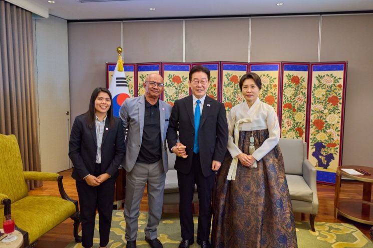 필리핀을 국빈방문한 이재명 대통령과 김혜경 여사가 4일 마닐라에서 인권변호사 시절 인연을 맺은 필리핀 노동자 아리엘 갈락 씨를 만나 기념촬영을 하고 있다. 연합뉴스