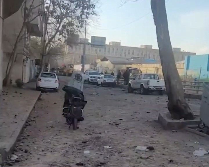 폭격으로 엉망이 된 이란 테헤란 거리. 이란인터내셔널