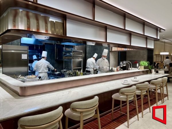 오픈키친으로 운영되는 '메르카토521'. 메인 셰프가 직접 테이블을 돌며 손님들의 반응을 살핀다. 한예주 기자