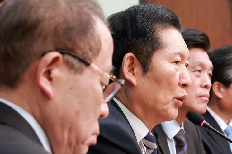 더불어민주당 정청래 대표가 4일 국회에서 열린 중앙당 및 시·도당 공천관리위원장 연석회의에 참석해 발언하고 있다. 연합뉴스