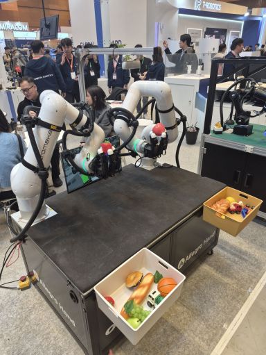 원익로보틱스의 '알레그로 핸드'가 과일 모형을 집어든 채 손끝으로 돌리는 모습. 김진영 기자