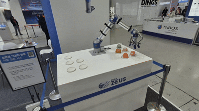 글로벌제우스의 로봇이 과일을 접시에 옮기고 있다. 김진영 기자