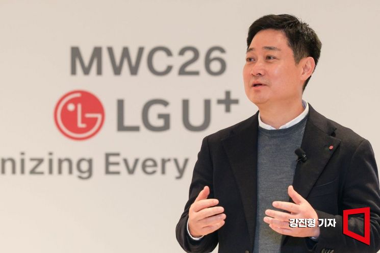 홍범식 LG유플러스 대표가 4일(현지시간) 스페인 바르셀로나 인터콘티넨탈호텔에서 열린 기자간담회에서 'AI 사업전략'에 대해 발표하고 있다. 2026.3.4 강진형 기자