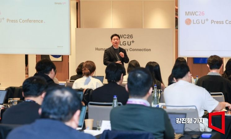 홍범식 LG유플러스 대표가 4일(현지시간) 스페인 바르셀로나 인터콘티넨탈호텔에서 열린 기자간담회에서 'AI 사업전략'에 대해 발표하고 있다. 2026.3.4 강진형 기자