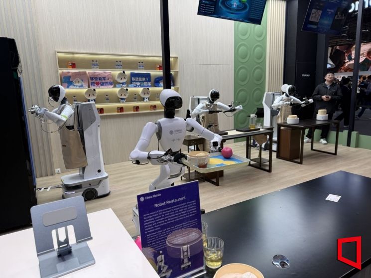 모바일월드콩그레스(MWC) 2026에 마련된 차이나모바일의 부스에 로봇 식당이 구현돼 있다. 이명환 기자