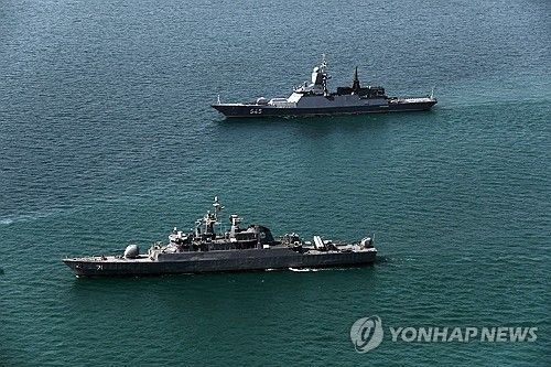 지난달 훈련 중인 이란 해군 호위함(아래쪽). EPA연합뉴스