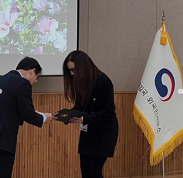 2006년 에바 포피엘은 KBS 2TV 예능 프로그램 '미녀들의 수다'에 출연하면서 대중에게 이름을 알렸다. 에바 포피엘 인스타그램