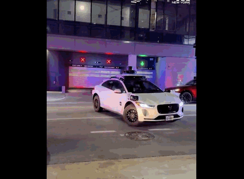 미국에서 구글의 자율주행 로봇 택시 '웨이모(Waymo)'가 긴급 출동 중인 구급차의 통행을 막는 일이 발생했다. SNS 갈무리