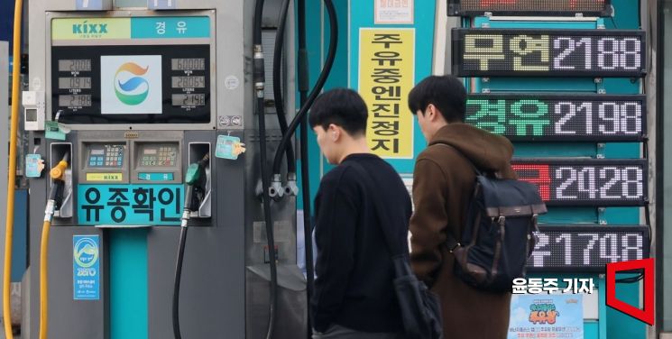 On the 5th, gasoline prices are displayed at a gas station in downtown Seoul as international oil prices rise due to the war between the United States and Iran. Photo by Dongjoo Yoon