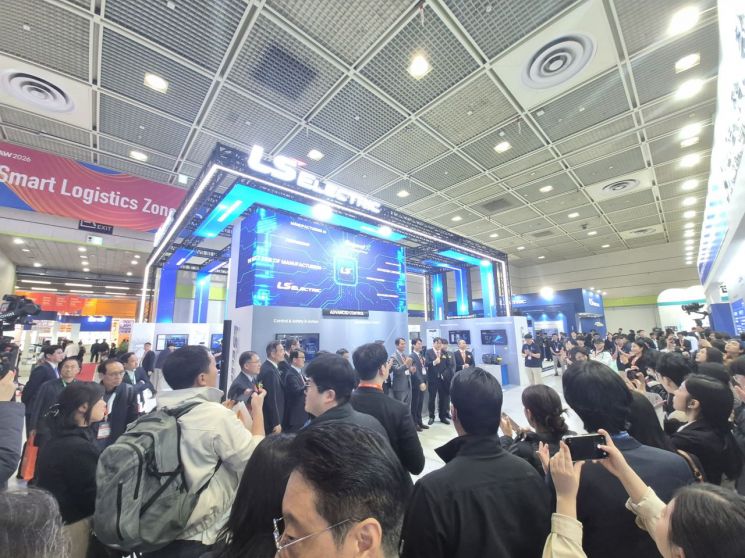 [노필터 로봇]공 차는 로봇, 생각하는 공장…'AX'로 무장한 K제조업의 미래