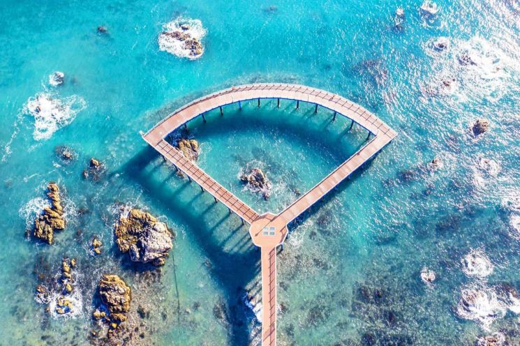 지난해 '관광교통 촉진지역'으로 선정된 경북 영덕군은 해안선 블루로드 일대에 수요응답형 교통체계(DRT)와 관광택시를 도입해 방문객 편의를 높였다. 사진 한국관광공사