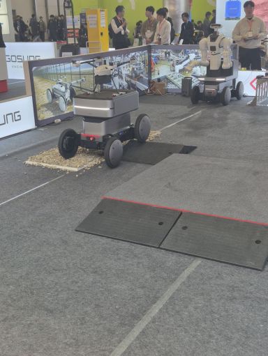 현대차그룹 로보틱스랩이 개발한 모베드 협력사인 고성엔지니어링의 제품 시연 모습. 김진영 기자