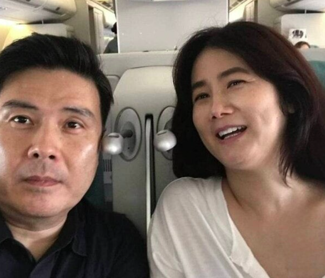 배우 심은하(오른쪽)와 그의 남편인 지상욱 전 국회의원. SNS