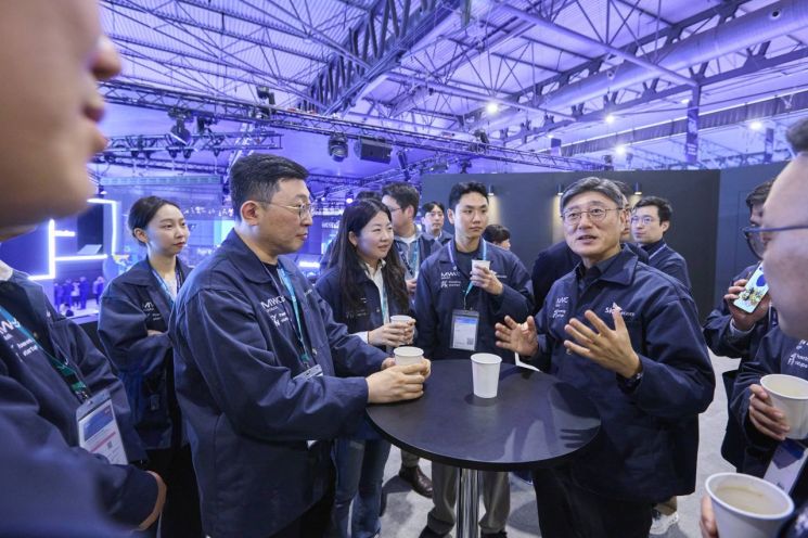 정재헌 SK텔레콤 CEO(오른쪽 앞 첫 번째)가 스타트업 15곳 대표들과 점심 미팅을 갖고 있는 모습.