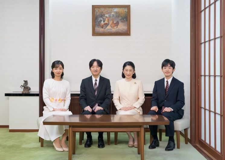 왕위 계승 서열 1위인 후미히토 왕세제(왼쪽에서 두번째) 일가 사진. 오른쪽에서 첫번째가 아들 히로히토 왕자다. 궁내청.