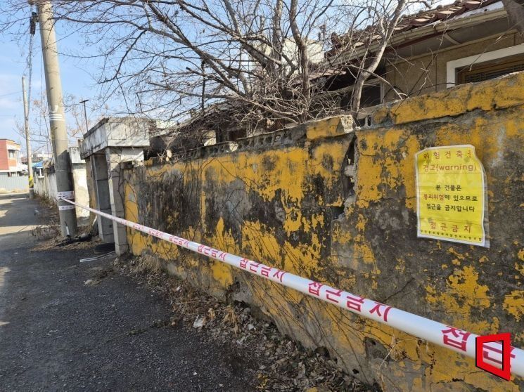 지난달 5일 광주 서구 광천동 재개발 구역 담벼락에 '위험 건축물 접근금지' 안내문이 붙어 있다. 해당 재개발 구역은 약 3조원 규모로 추진되는 사업지로 최고 45층 아파트와 부대시설, 공원 등을 포함해 5,000여 세대 규모로 조성될 예정이다. 민현기 기자