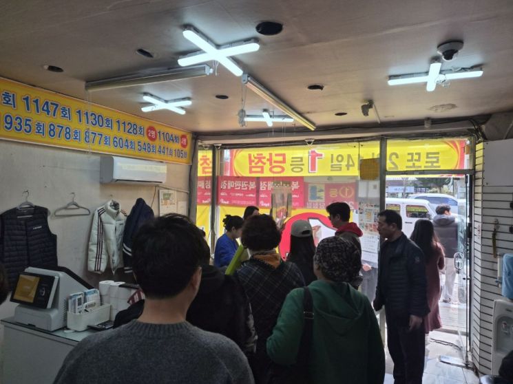 5일 오후 광주 서구의 한 ‘로또 명당’ 복권판매점 내부. 점심시간에도 시민들이 복권을 구매하기 위해 줄을 서 있다. 송보현 기자