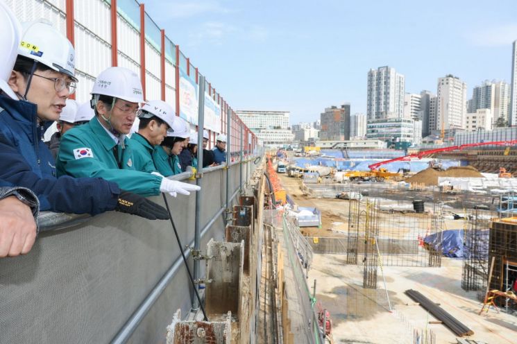이동환 고양시장이 지난 4일 고양시 안전관리자문단과 함께 풍동 2지구 3블럭 1단지 공동주택 신축공사 현장을 방문해, 사업 추진 사항과 계절별 취약요인에 대응하는 안전관리 체계 등을 확인하고 있다. 고양시 제공